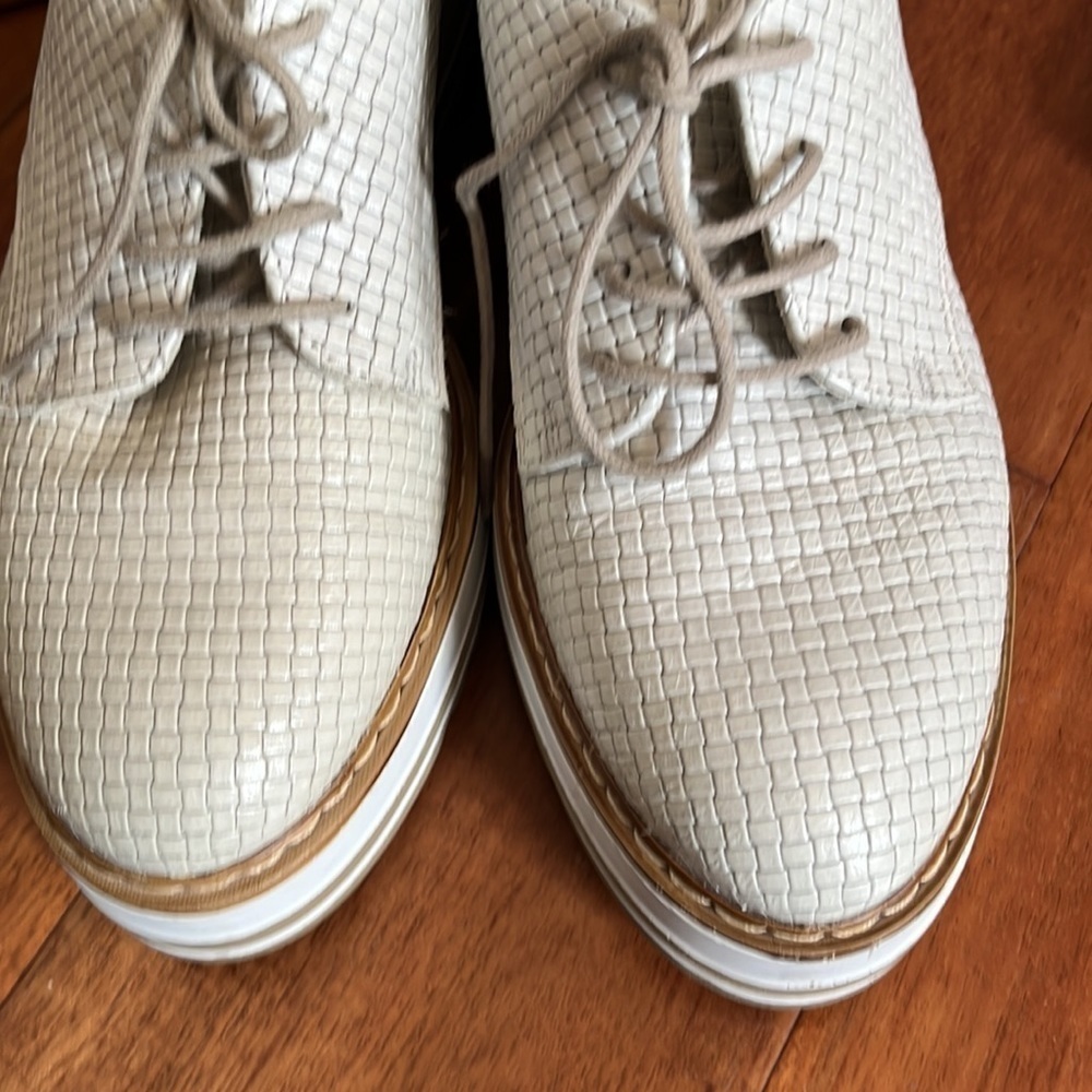 B2 off white leather lace up platform shoes made in Italy size 7 womens